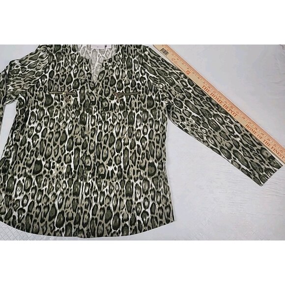 Belle Kim Gravel Blous Sz M Green White Animal Print Pullover V-Neck Long Sleeve - Picture 4 of 10
